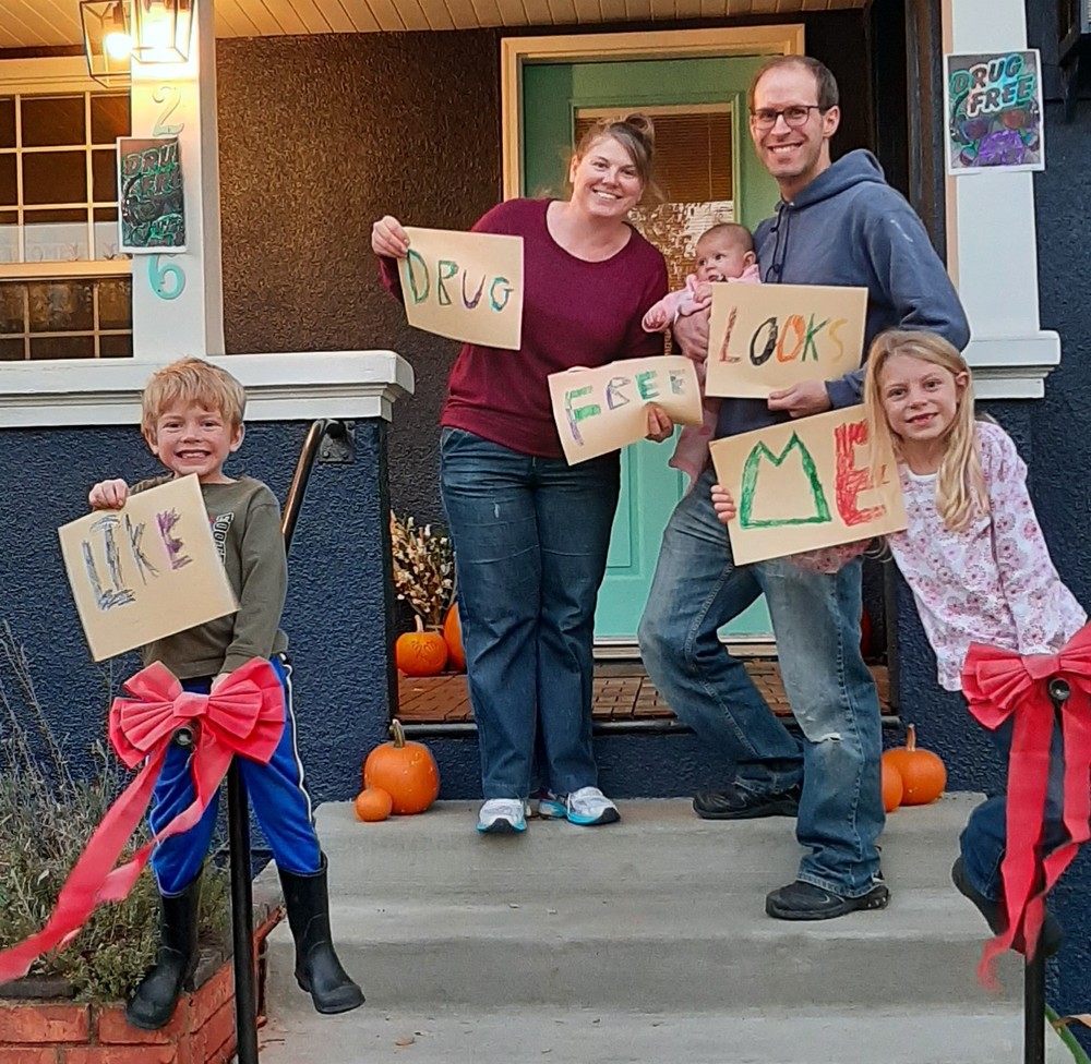 Family of five with each person holding a sign to spell out "Drug Free Looks Like Me